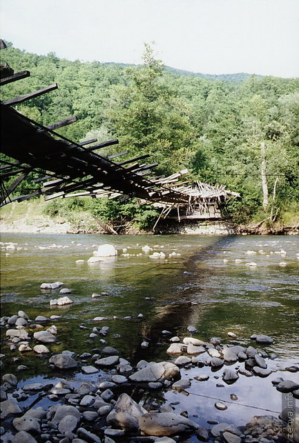 Остатки подвесного моста через Пшеху