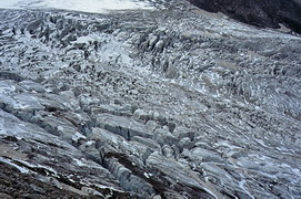 ジャンクアット氷河のクレバス