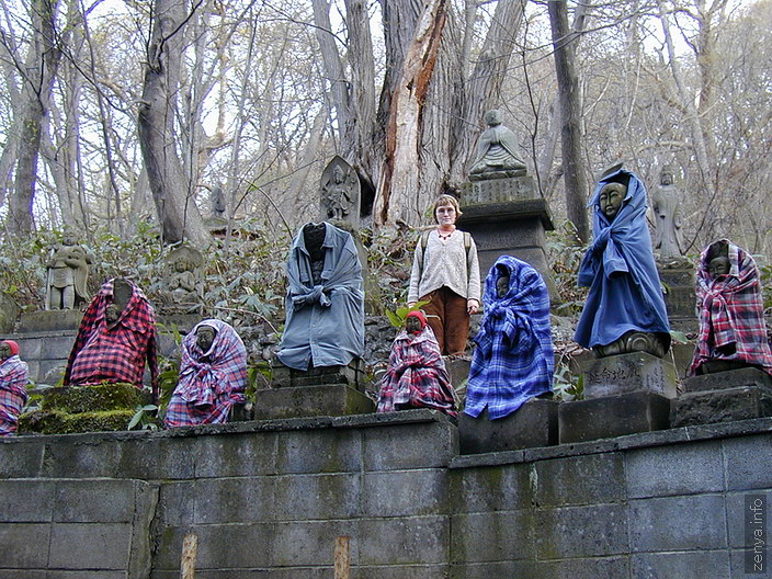 Статуэтки Будд у тропы на Маруяму