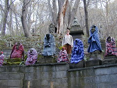 Статуэтки Будд у тропы на Маруяму