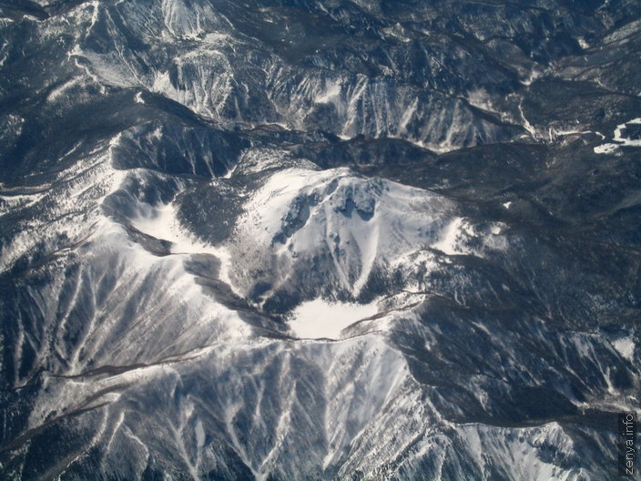 Вид с самолёта на гору Сиранэ-сан