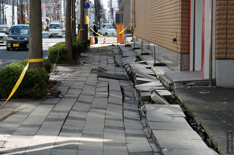 Тротуар после землетрясения