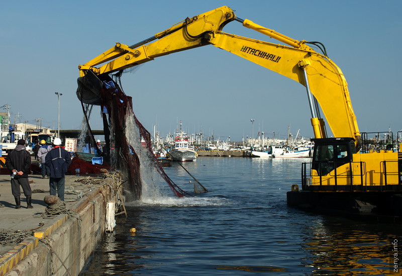 Очистка акватории порта после цунами