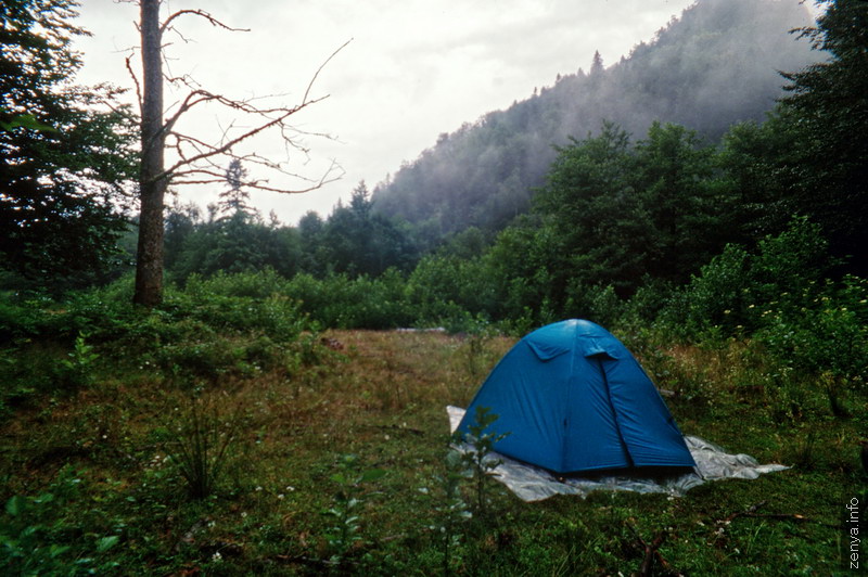 Палатка у горы Чамул-Тапа