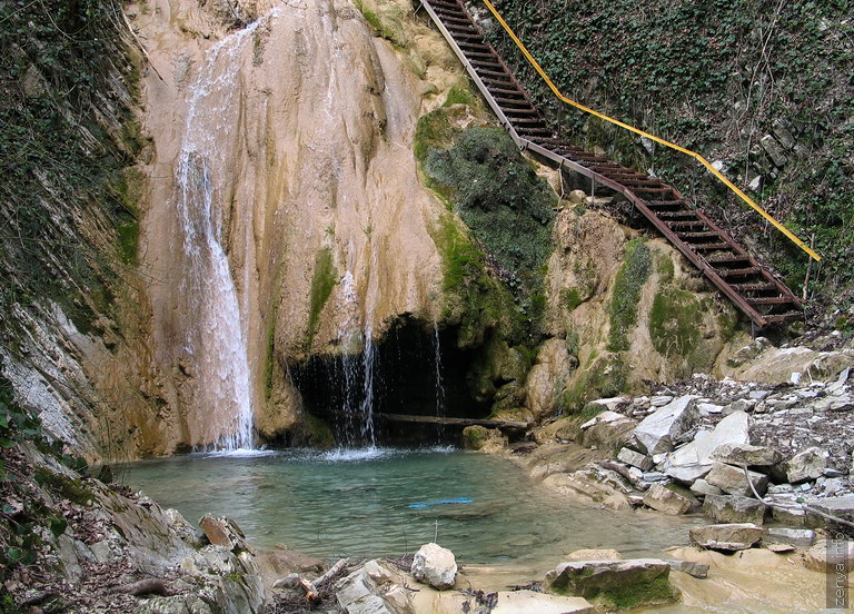 Водопад с нишей (приток Куапсе)