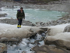 バシュカラ氷河末端の表面の水流