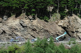 治山運搬路から見える南アルプス林道の道路工事