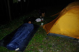 テントの外で寝る人