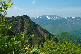 雁戸山の西尾根と蔵王山