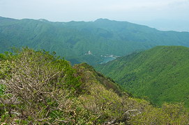 雁戸山から望む蔵王ダムと瀧山