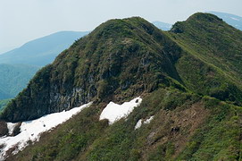 南雁戸山の岩壁と残雪
