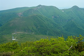 カケスガ峰から見える笹谷峠、山形神室と神室岳