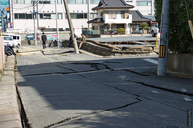 崩れた道路