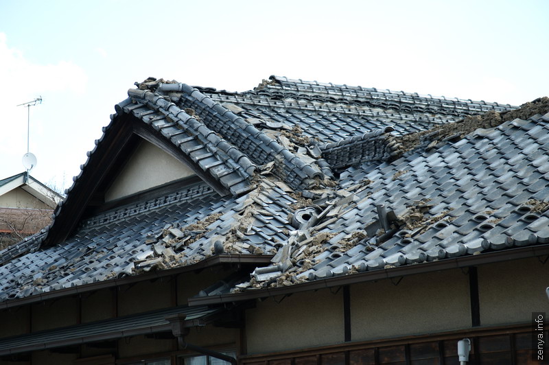 瓦の屋根が壊れた