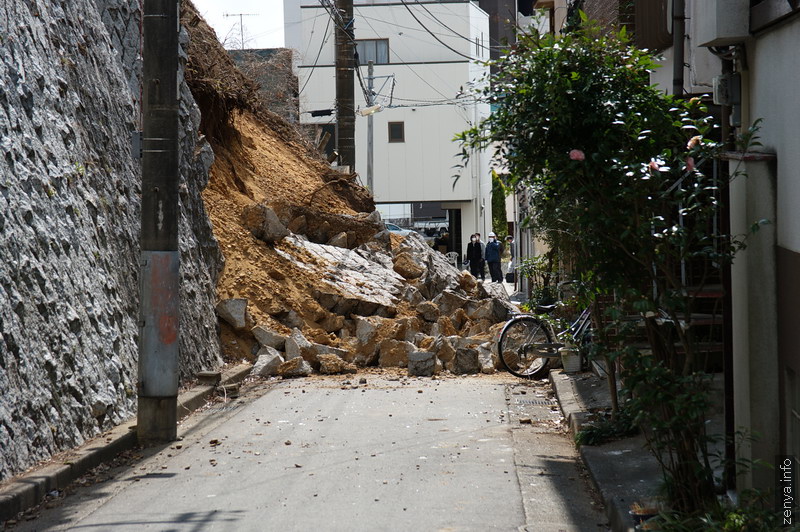 崩れで塞がった小道