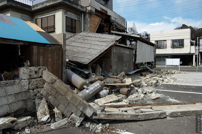 崩れたブロック小屋