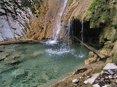 Ниша под водопадом