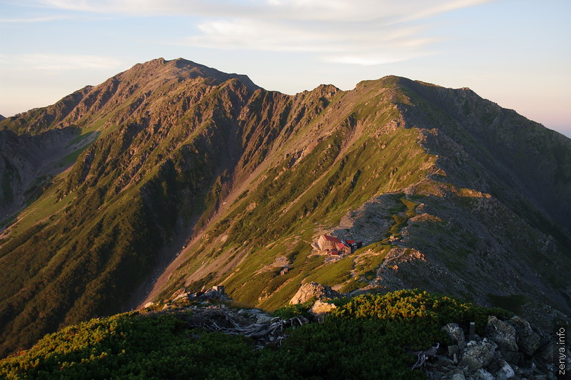 朝の間ノ岳、中白根山と北岳山荘