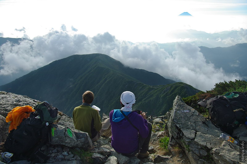 北岳山頂で朝ごはん