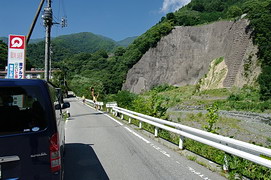 芦安付近の巨大法面