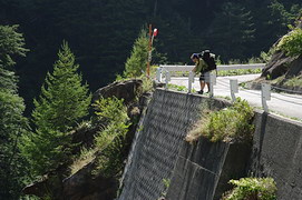 南アルプス林道の狭い谷