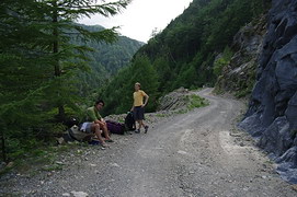 治山運搬路で休憩