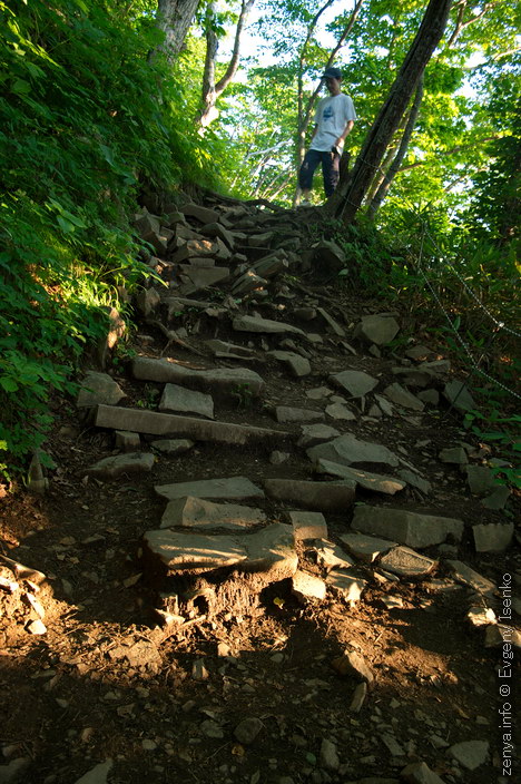 石の道を登る