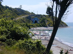スプートニク駅付近のトンネルとビーチ