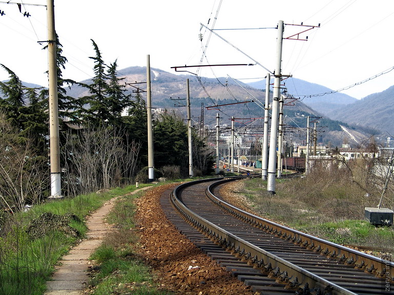 Железная дорога у станции Туапсе и гора Пролетарская, возвышающаяся над городом